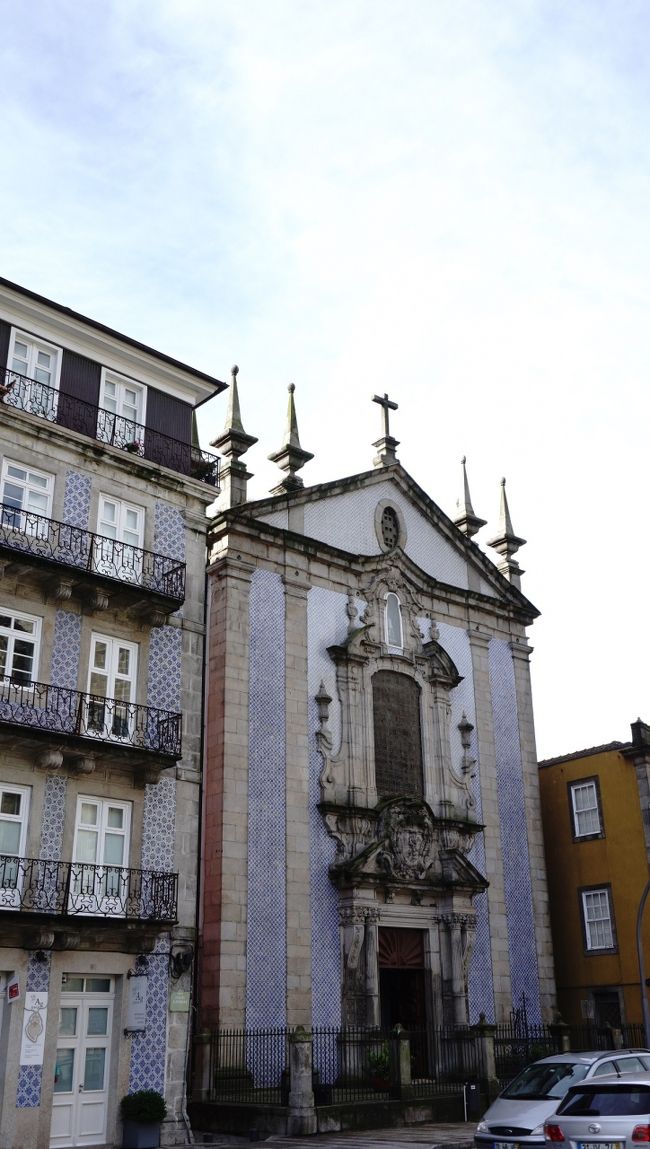 街を歩きながら、建物を楽しみます。こちらはIgreja Paroquial de San Nicolau。アズレージョが美しい教会です。