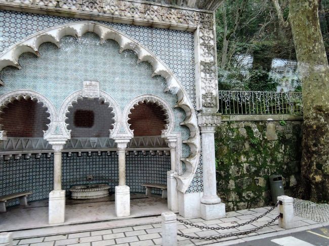 シントラが近づき、バスの窓から美しいアズレージョに<br />覆われたたムーアの泉が見えました。<br />シャッターが遅い・・。<br />