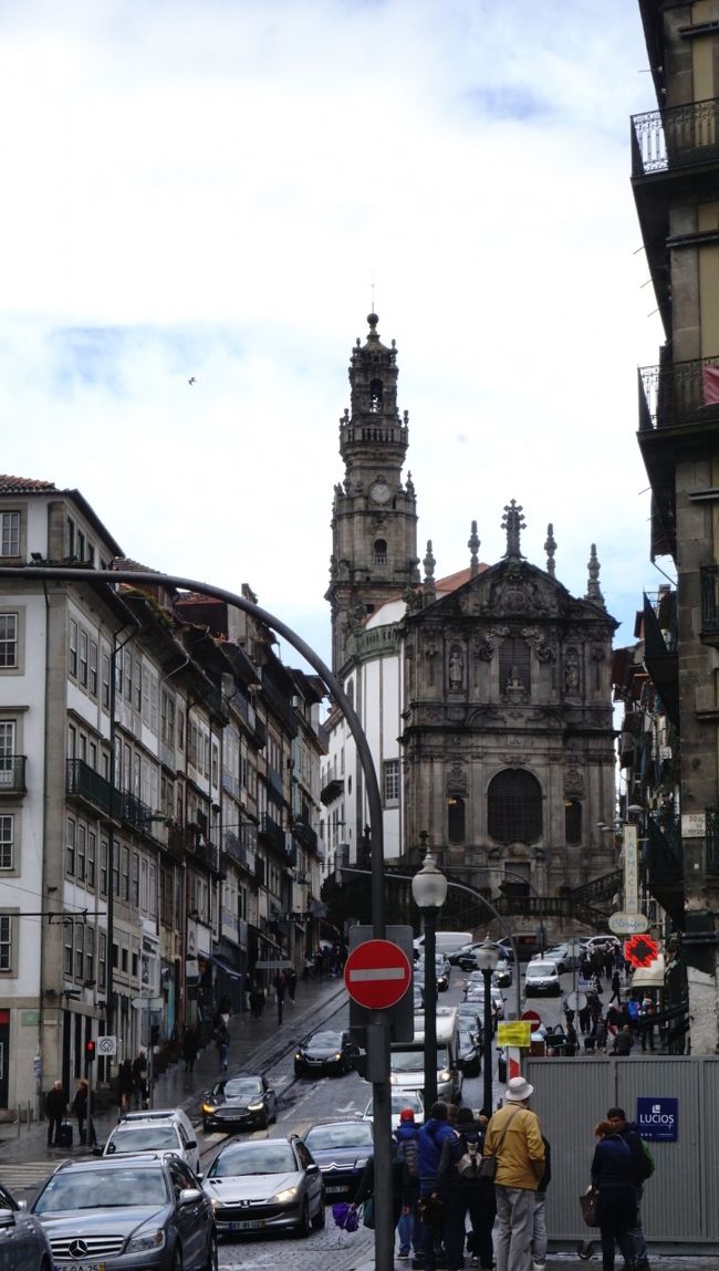 クレリゴスの塔と教会が見えてきました。本当に坂が多い街ですが、どのために美しい景色もあるのだなあ～と思います。