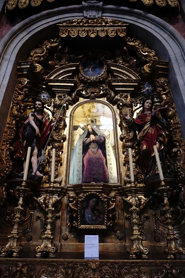 教会の中です。装飾が美しいです。