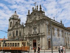 「カルモ教会」"Igreja do Carmo"

18世紀建造の教会で、側壁に描かれたアズレージョは
ポルトガルで最大規模のものだそうです。
（アズレージョは1912年制作）

レトロな市電が通り過ぎて行きました～。