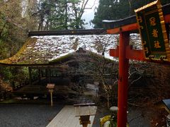 中腹にある由岐神社には残雪が。