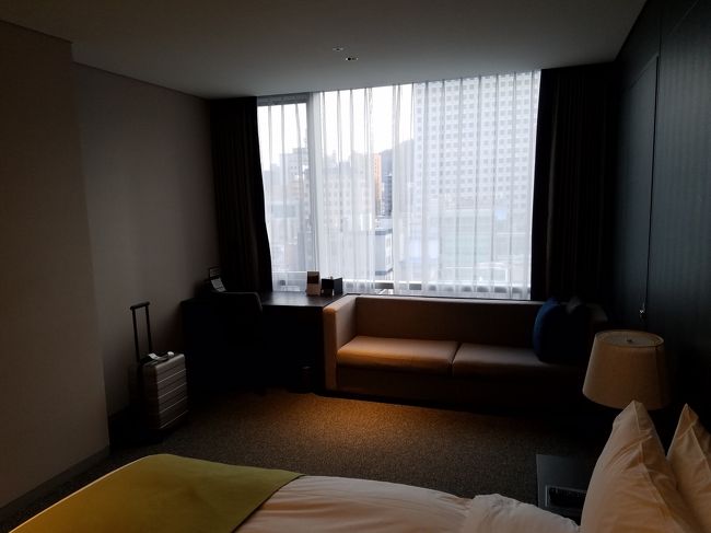 なぜかものすごくひろい。ベッドとソファの間に無駄な空間があります笑