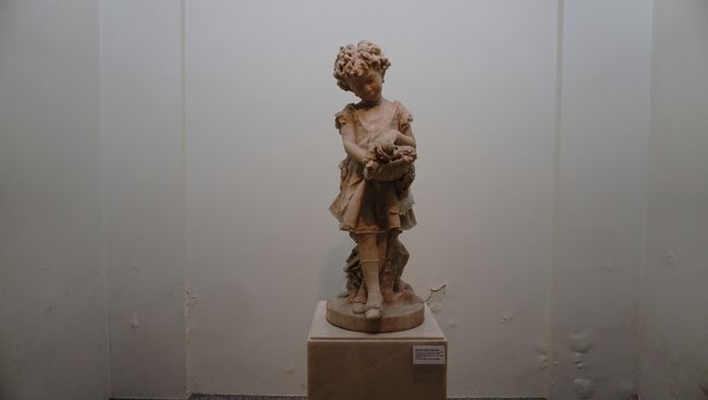 可愛い御嬢さんの像