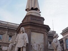 スカーラ広場のレオナルド・ダ・ヴィンチ像。