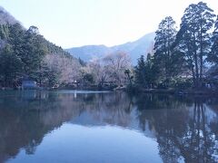 湯布院の一つの目的地である金鱗湖。
といっても、湯布院は見所を見に行く場所ではなく、軽井沢や清里と同じくちょっと昔のリゾート地。買い食いしながらぶらぶらするのが楽しいところ。
湯布院からは、バスで別府へ。今日は、別府駅前のビジネスホテル。