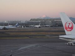 JALラウンジから、富士山がきれいに見えた。