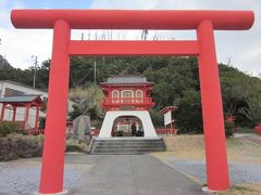 その前には朱色の鳥居は「竜宮神社」、

豊玉姫（乙姫様）を祀った神社で、海の守り神としてまた、浦島太郎との縁結びの神様として大切にされているようです。