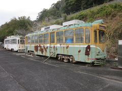 駐車場まで戻って来たら、その隅に放置されたままのお宝発見！～。

なんと、鹿児島市電５００系が仲良く２両もありました…、
放置しないでお色直しをして、当時の雄姿をもう一度みたいなぁ！…、
なとか保存して下さい！、お願いします。

