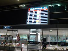 ▽タンソンニャット空港＜インターナショナル・ターミナル＞

前回のドンムアン空港ではお嬢の方が先に着いてしまう失敗をやらかしたが､今朝は大丈夫だった。

5時40分。まだ、到着していない。