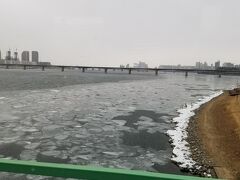 漢江にも流氷のようなものがありました....オホーツク海みたいですね