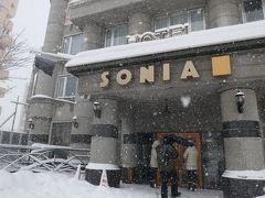 本日の宿泊先は『ホテル　ソニア小樽』です。ここまで10分もかからないですが、スーツケースは雪で覆われてしまい、雪を落とすのが大変でした。ただここで、一つミスが・・・昨年買った革の手袋をどこかに落としてしまいました。