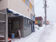 お世話になった「かもめや」さん。
一晩の間に降った雪で道は真っ白。女将さんたちはこれからまた雪かき。
素敵な街だけど暮らすのには苦労がつきもの。