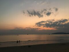 アオナンビーチに座って夕日を眺める。ゆっくりとした時間。