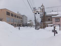 駅前へ向かいます。
途中踏切がありますが、これは廃止になった手宮線のもの。廃線跡を保存し、北海道で最初に鉄道が通った記録を今に伝えています。
見学は雪の無い季節に来るのがおススメですな。