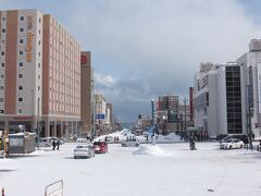 晴れました。
駅前の通りから海が見えます。