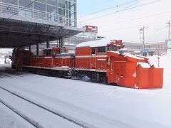 小樽築港駅に除雪車がいました。かっこいい。