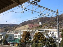 ＪＲ御殿場線　松田駅のホームから見る松田山

松田駅から下曽我駅までは、電車で10分ほどですが、
電車の本数は1時間に2本くらいです。
（御殿場線は、ＪＲ東海になるので、Suicaは使えません。）

電車を待つ間に、羽生君の金メダル獲得を知りました。
