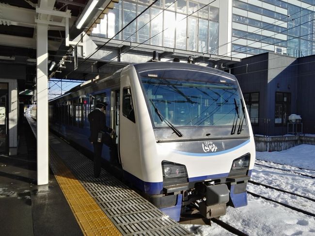 これは弘前駅に着いたときに撮ったものです。<br />この後バックして走り去っていきました。<br /><br />発車のベルが津軽三味線ってカッコイイです。