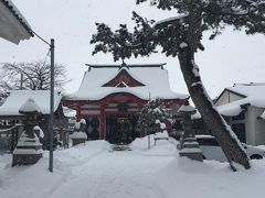 合流する予定の友人が雪でこれなかったり、インフルで…というアクシデント続きなので、ちょっと軽く旅の安全を祈願に…近所の日宮神社へ。ものすごく雪に埋もれていましたｗ