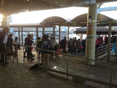 離島ターミナル。かなりの混雑。西表島でやまねこマラソンなるイベントがあるらしく、船で渡る人が多数。宿泊場所のキャパの関係で石垣島で宿泊した人が多いと推測。具志堅さんの銅像の前にも列ができていた。