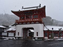 国の重要文化財でもある武雄温泉の楼門。
温泉地でこういう立派な文化財ってあまり思いつかない感じです。

元湯の入浴料金は400円と格安。
レンタルのタオル・バスタオルもあるので、気軽に入浴出来ます。

浴室は高い天井と外とつながっていることもあって、露天風呂に入るのと同じくらいに寒い。
一方、お湯の方はぬる湯でも43℃くらいとかなりの熱め。
腰から下しか浸かれませんでしたが、半身浴でも十分温まりました。