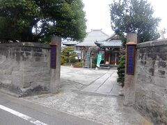 ヒマラヤ杉近くの蓮華寺．　少し入ってみました．