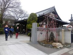 自性院(通称，愛染寺)．　愛染明王像が有名で，川口松太郎の「愛染かつら」はこの愛染明王像から着想された．

写真のように外人さんも来ていた．江戸，明治の情緒がある谷中は外人さんにも人気が出てきているようです．
