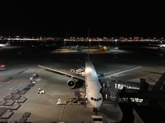 前年より１時間早いフライトなので、羽田空港着は21時半頃。

まずはレンタルWiFiのピックアップ。
今回は、４トラベルさん経由でGLOBAL WiFiを選択。
フランス4G LTE 大容量（500MB/日）プラン。
オプションはオーダー型、
安心補償パックフル（324円/日）
割引きか効いて、6日間で合計3,684円。

海外旅行保険は事前にネットで申込み済み。
今回はＪＩ傷害火災保険さん。

荷物を預けて出国。

免税エリアで友達が欲しがっていた化粧品をチラ見したけど、希望価格より高かったので何も買わず。

エルフラの搭乗口は端っこだから、あんまり早く入ってもする事ないんだよね。

搭乗開始15分くらい前にジーンズをパジャマに履き替えるw
着替えたら、あ、寝れそうって思えた。

まぁ、まずまず寝れた方かな？
機内では「リリーのすべて」と「君の膵臓を食べたい」を。
離陸後、わりとすぐに、まずリリー。
少し寝てから君の膵臓。

食事は洋食をチョイス
鶏肉シュプレーム  マスタード入りクリームソース

朝ごはんはオムレツ

入国審査前にパジャマからジーンズに履き替え、
行くぞ&#10071;️と切替え。

昨年は飛行機を降り、入国審査前に電車に乗ってターミナルを移動したけど、
今回はそれは無し。
すぐに入国審査、バゲージ受取り。

荷物が出て来るのを待っていると、目の前にフランク・ケストナーとフィリップ・ベル。
サロショ帰りのショコラティエ。

荷物はすんなり出て来たので、ホッと一息。

さ、チケット買ってバスで市内のホテルへ向かいます&#10071;️