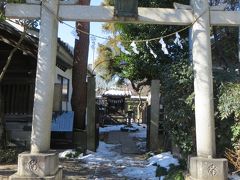 雪塚稲荷神社

ある大雪の夜に現れた白狐を若者達が打ち殺してしまう。すると白狐を打ったものが疫病にかかったり大きな火の玉が襲うようになったので、これを白狐の祟りと恐れ長喜院の境内に社を立てて祀って町内の氏神としました。毎年4月12日には例大祭が行われ、特に商売繁盛に霊験あらたかと云われています。（川越市教育委員会発行の「川越の伝説 P46雪塚稲荷」より抜粋）

