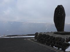 大観峰へ到着。
標高が高く、平地よりも気温が低い。
おそらく-5℃くらいだっただろう。

駐車場からビュースポットまで5分くらい歩き、
風が強く、耳がちぎれんばかりの寒さ。