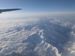 途中のおそらく立山連峰だと思われますが、雪山の白さと雲の白さで、真っ白な景色になっています。