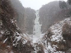 滝に到着。
駐車場からちょっとした山道を１０分くらい歩いただろうか。

