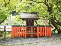 鳥居のそばに「梶取社」　祭神　宇賀魂命
玉依姫命が淀川、賀茂川をさかのぼり、上手に梶を操った梶取大神が祀られているともいわれているそうです。人生進路守護の神。
鳥居の先の神橋は「梶取橋」というそうです。