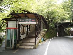 さくっと撮影して、貴船口駅から叡山鉄道に乗って鞍馬に向かいます。
とっても懐かしい、公衆電話ボックスがある！
お天気があまり芳しくなく、湿気がすごいのですが、龍神をまつる貴船にはとてもマッチした天候でした、雨を含んだ木々の緑がとても綺麗でした。
