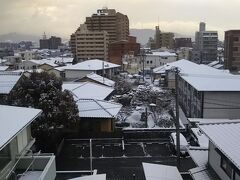 宿は二日市温泉の「大観荘」。いささか古いが大浴場は二つあり、ゆっくりとできた。夕飯は近くの「やきとり 武蔵」。なかなか良かった。ゆっくりしようと思ったが、団体さんがぞろぞろ来たので、さっさと引き上げ、近くにあった「中華料理 福龍」で締め。柔らかい麺の皿うどんはボリュームもありおいしかった。

翌朝起きると大雪。