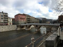 ミリャツカ川にかかる橋の一つラティンスキー橋（Latinski Bridge）です。

第一次世界大戦の発端となったサラエボ事件（1914年のオーストリア・ハンガリー帝国の皇太子フランツフェルナンドの暗殺）の現場が写真の左、ラティンスキー橋の奥に見える赤いビルです。