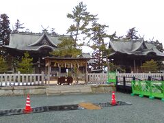 奥の方へ進んでいくと・・・
社殿らしき建物が3つほど残っていたが、
旅行者にはよく状況がわからない。