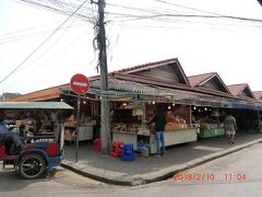 オールドマーケット到着
30分くらいしか時間がなかったので、
クルクメールでバラマキ土産を購入して、マーケットを散策。
アンコールワットで白人の女の子が来ていた綿パンツがかわいかったので、類似品を購入。8ドルって言われたけど、タイパンツは4ドル、パンツタイプは3ドルまで値切りました。