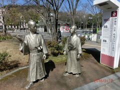 中央公園の銅像。伊地知さんと吉井さん？しっかり読みたいけど、先を急ぐので失礼します<(_ _)>