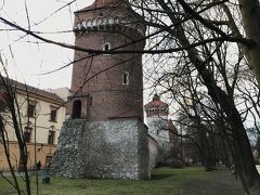 さて、また旧市街へと向かうことに
今回はバルバカンの脇の道を通ってみました