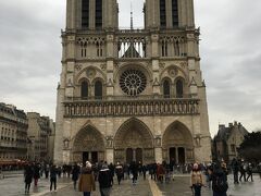 Cathédrale Notre Dame Paris 

正面から。
まだ、それほど人は多くなかった感じ。