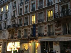今回お世話になった、
Hôtel de Saint Germain 
50 rue de Four 75006 

こじんまりとしたホテル。
部屋は６階（日本式７階）。
５階まではエレベーターがあるけど、最後は螺旋階段を登らんとあかん&#128167;