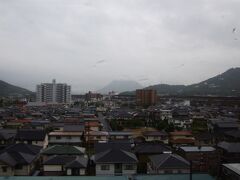 雨は降ったり止んだり・・・
讃岐富士にも雲がかかっています。