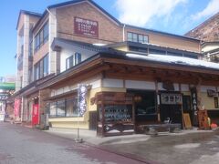 時刻はちょうど11時。湖畔にある《いなりや蕎麦店》で昼食を摂ります。ちなみに、いなり寿司の店ではなく蕎麦屋です。