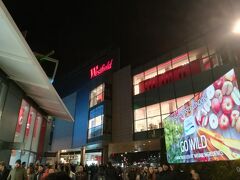 地下鉄シェパーズ・ブッシュ（Shepherds Bush）駅から徒歩２分。
「ウェストフィールド・ロンドン（Westfield London）」です。
