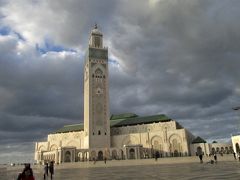 カサブランカ到着後、少し市内観光をしました。
大西洋に面している高さ200メートルのミナレットがそびえるハッサン2世のモスクは必見。
装飾のエメラルドグリーンが美しいです。