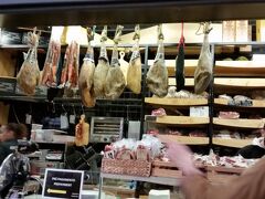 生ハムのお店もあります。