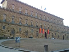 ピッティ宮殿

パラティーナ美術館、銀器博物館、衣装博物館、陶磁器博物館、ボーボリ庭園が一緒になった施設です。フィレンツェカード可。

一番の目的はラファエロの絵画が展示されているパラティーナ美術館ですが、どうせなので全部見てきました。