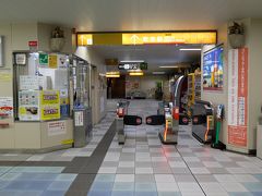 23:50牧志駅着

雨です。
折角空港で猛ダッシュして乗ったものの、雨だったらタクシーのほうが良かったと相方が・・・